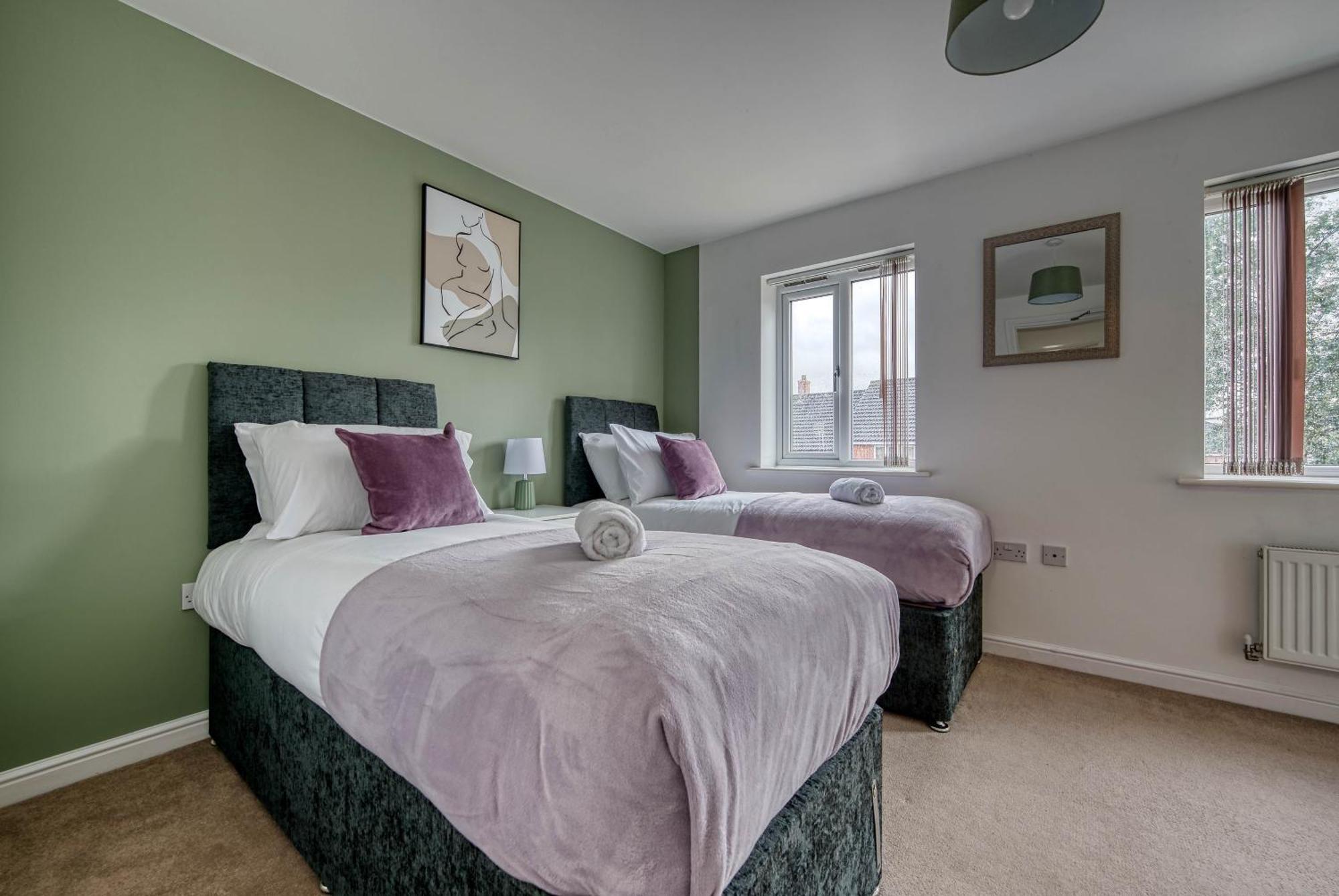 Gorgeous 5-Bedroom Home With Free Wifi Included Coventry